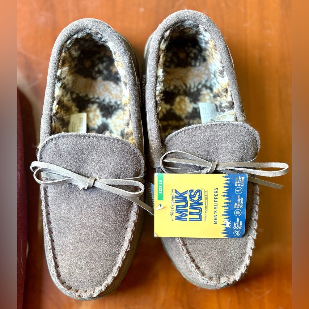 Muk Luks Men’s Moccasin Slippers Size 10 Brown Suede Cozy Lined NEW